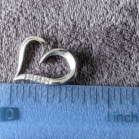 10K solid white gold diamond tilted heart pendant - Picture 5 of 11